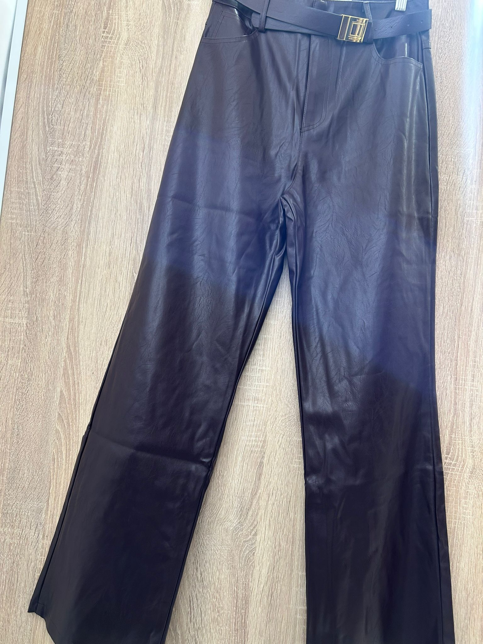 Pantalone May in pelle modello a zampa