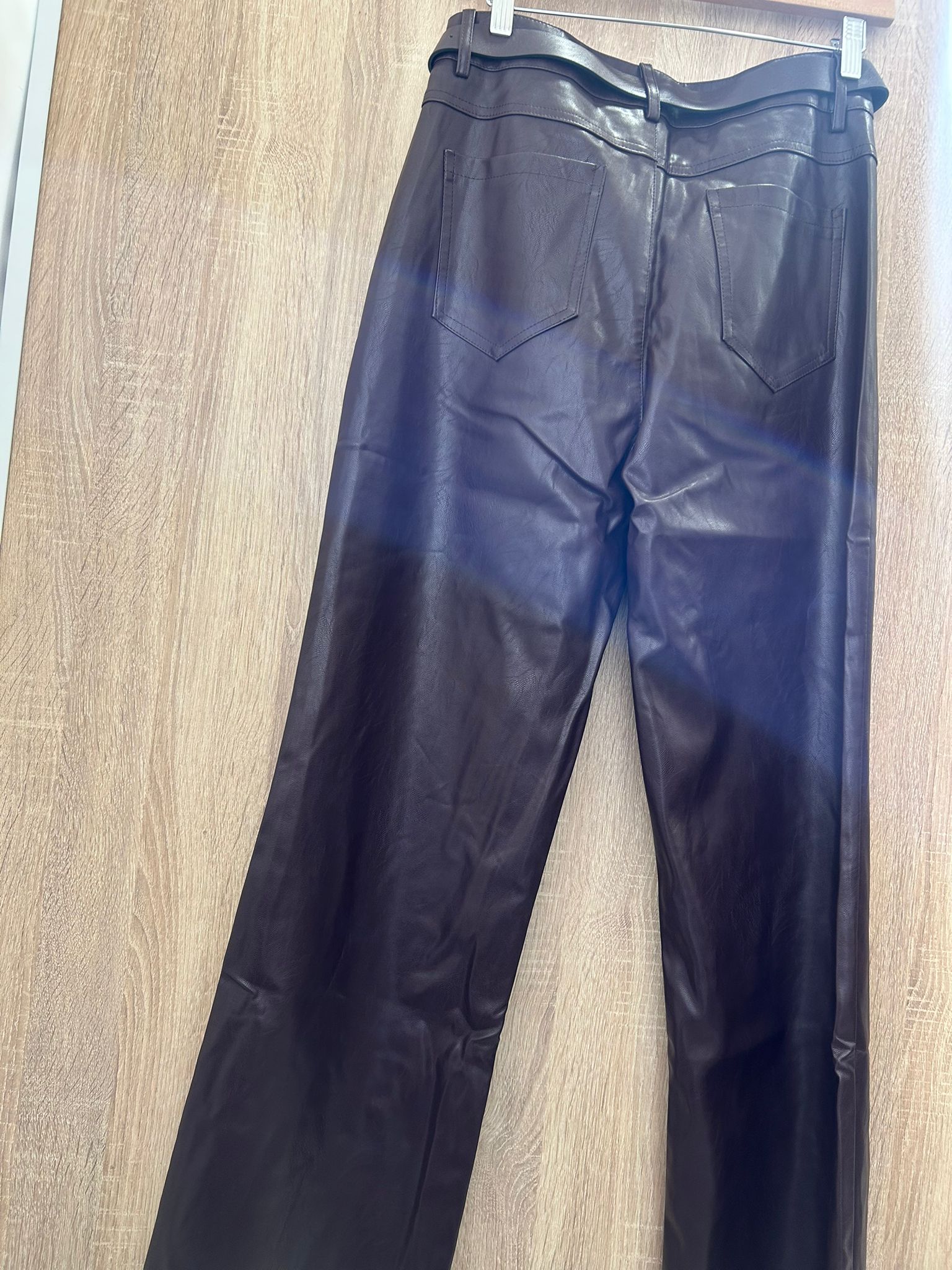 Pantalone May in pelle modello a zampa