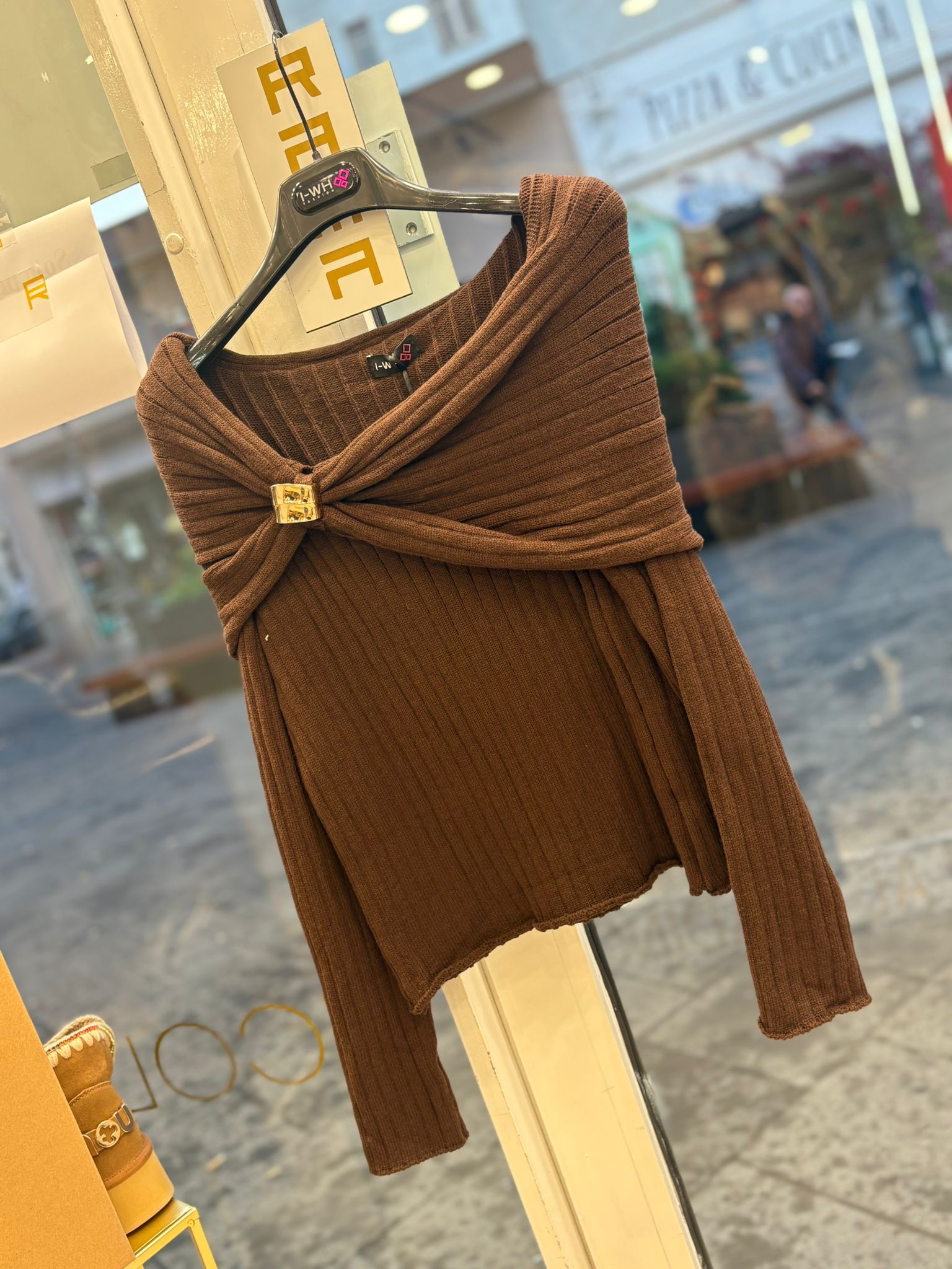 Maglia Fashion a costine scollaura importante