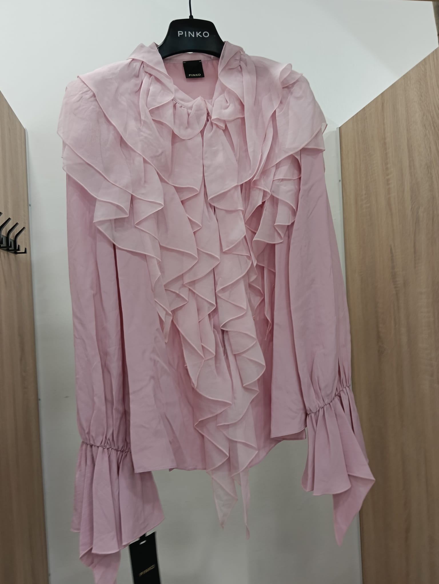 Camicia Pinko elegante con rouche