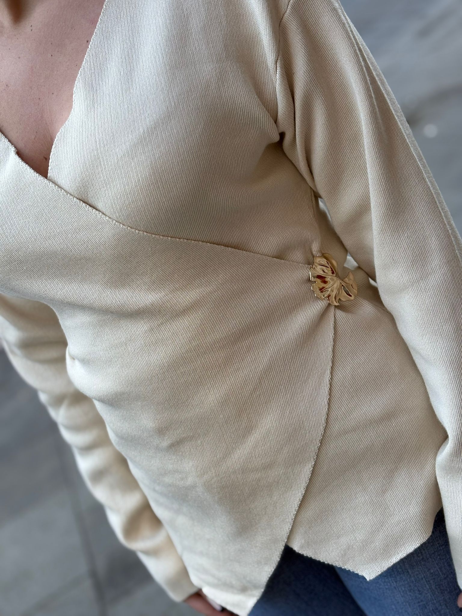 Maglietta Flammode ad incrocio con dettaglio spilla