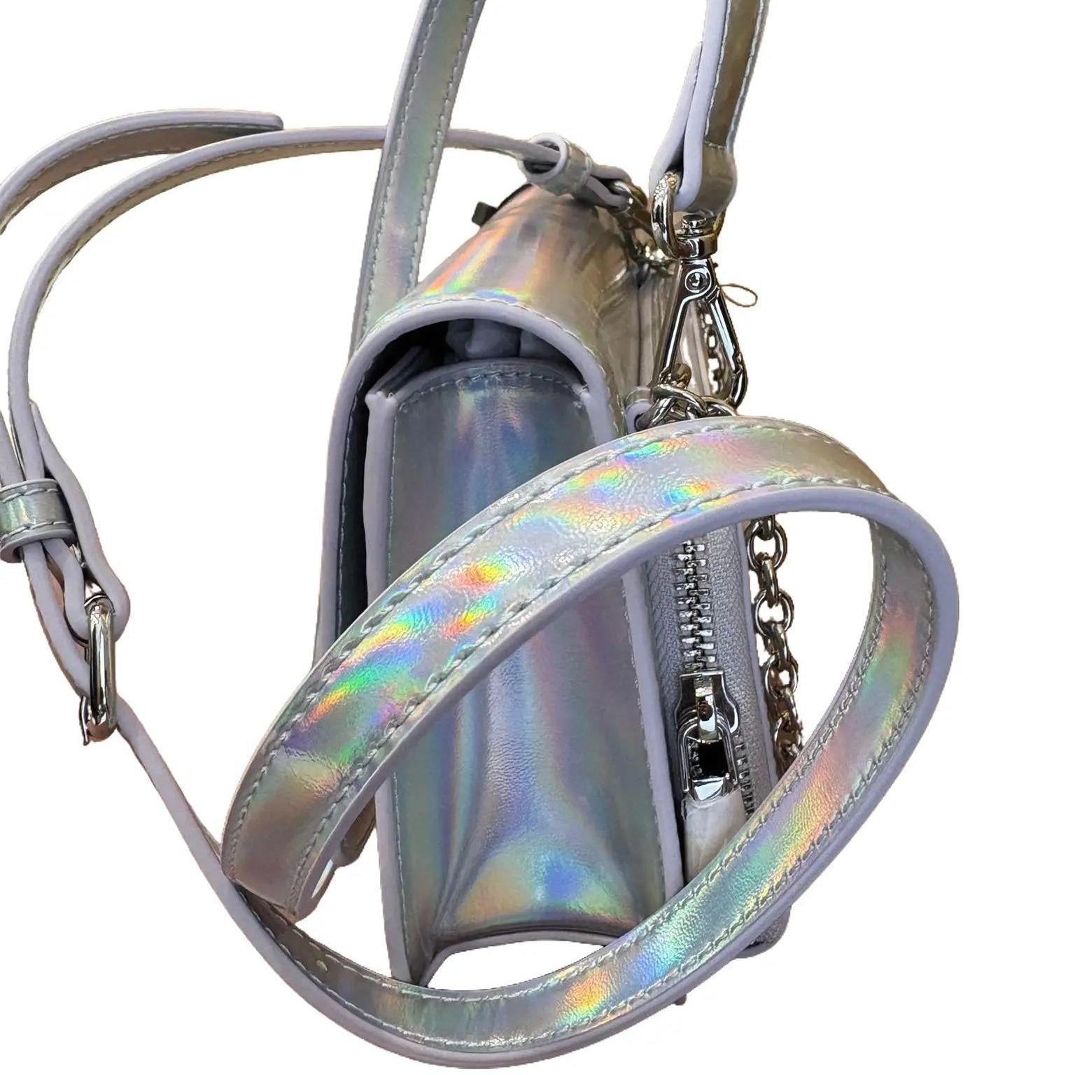 Borsa Love Moschino lucida con logo prezioso in argento